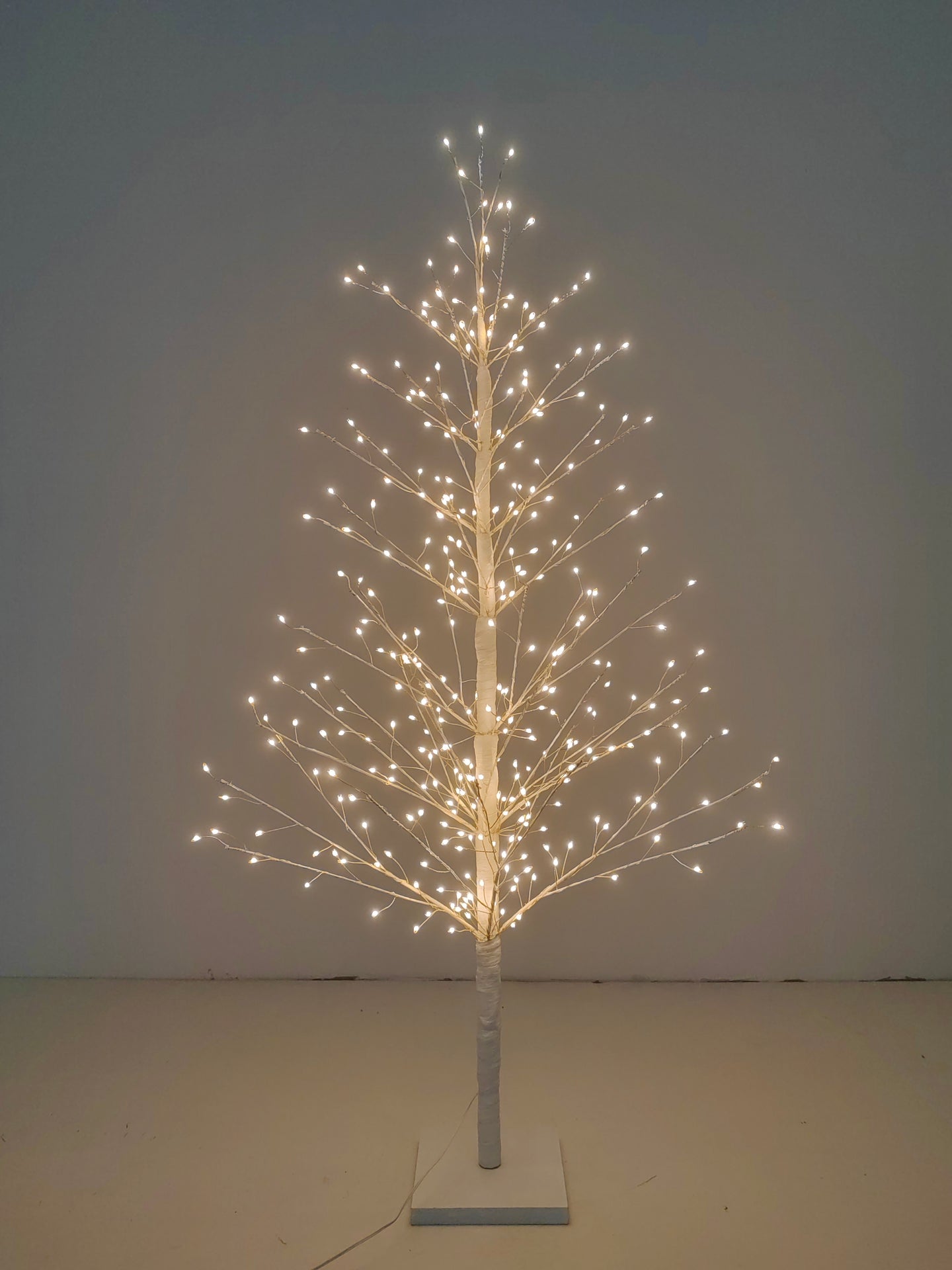 37523-WT-S - 47in White Birch Tree with 349 LED Lights Indoor Use Only